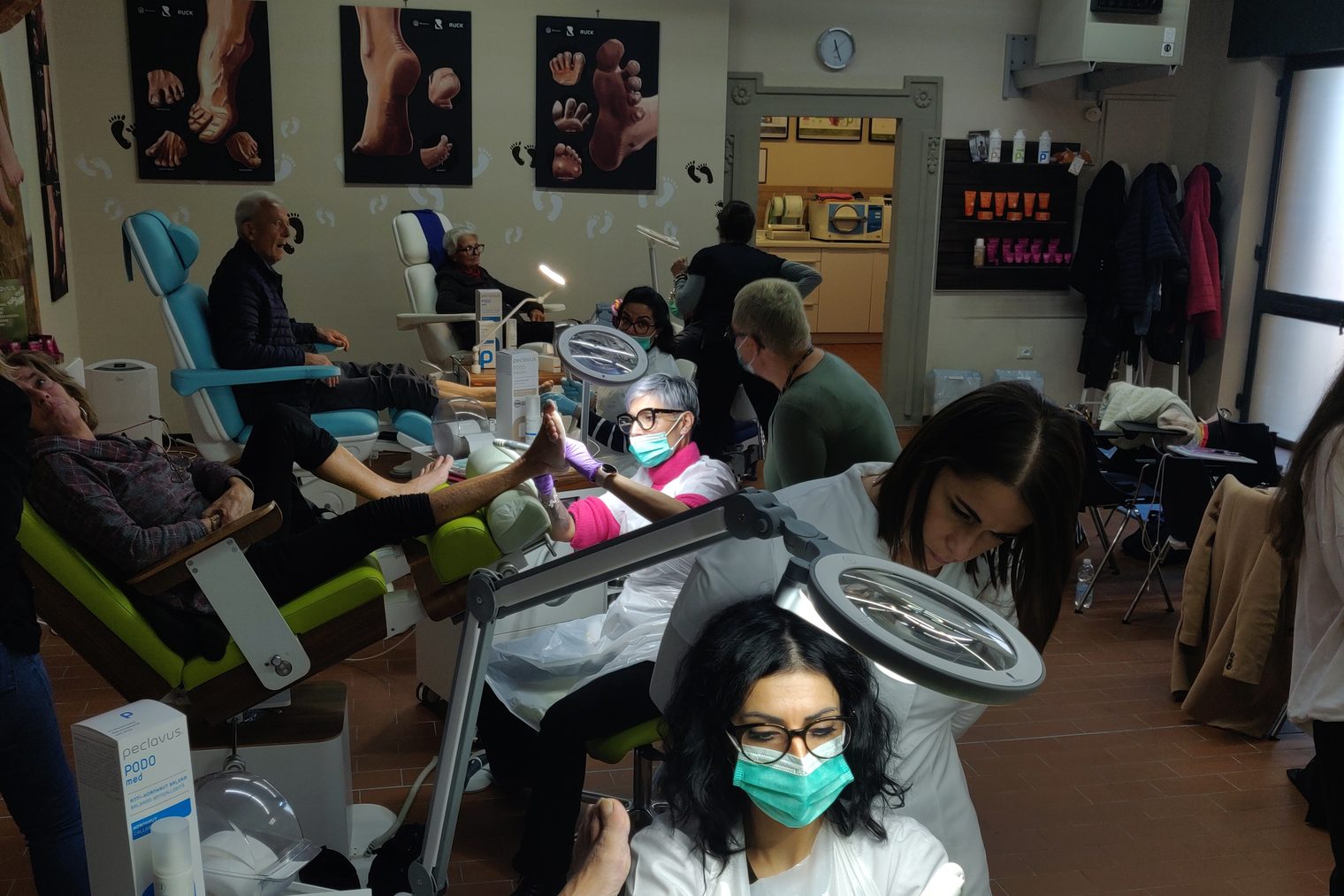 Cabine attrezzate durante un'edizione del master, con allieve al lavoro su clienti reali