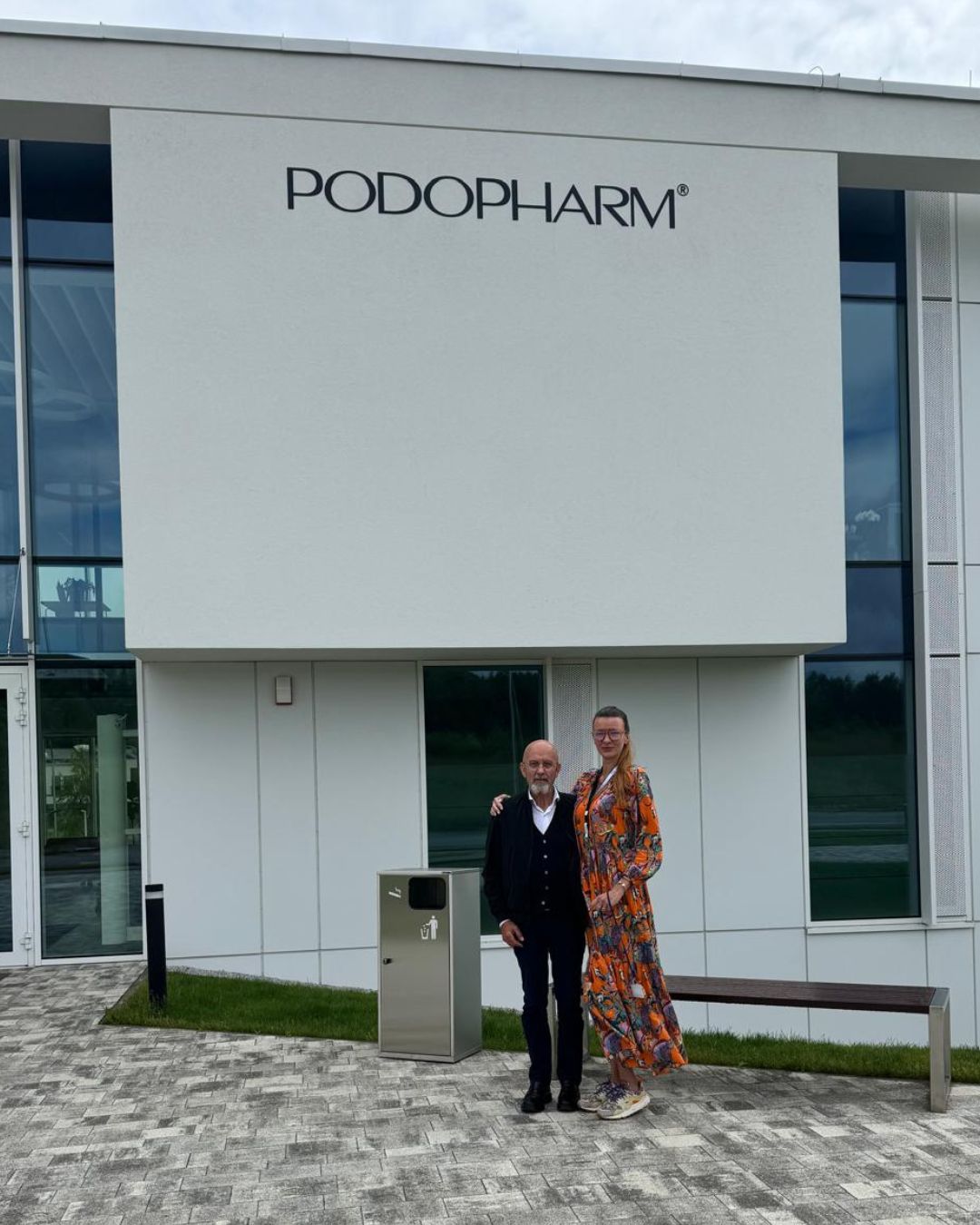 Kamila e Rino davanti alla sede PODOPHARM®