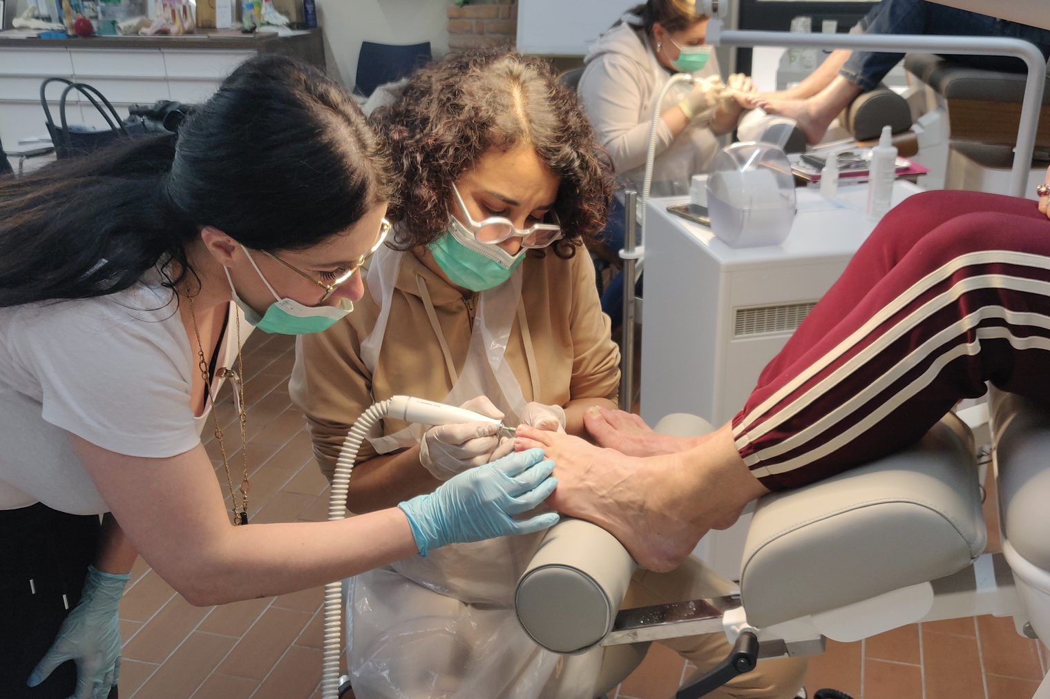 Lavorazione a secco con micromotore ad aspirazione e frese conformi, senza strumenti taglienti