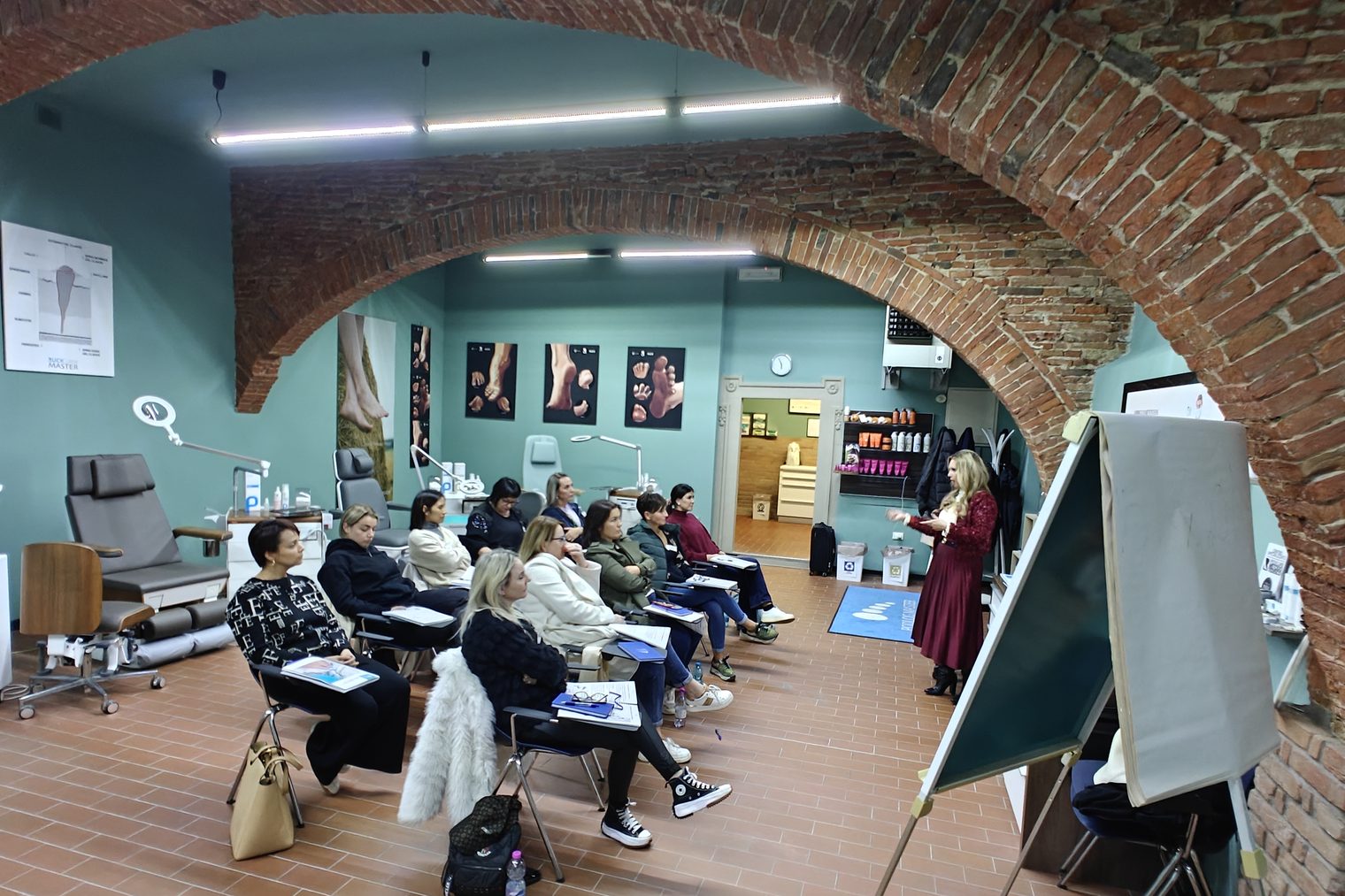 L'aula del master sotto le volte in mattoni durante una lezione teorica